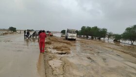 تلاش راهداران برای برقراری ارتباط ایمن ۳۰ روستای درگیر سیلاب خراسان جنوبی